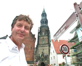 Edmund Kbisch vor dem Zwickauer Dom, ca. 1999